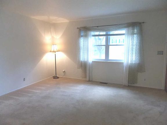 5th image of 324 Manor Dr