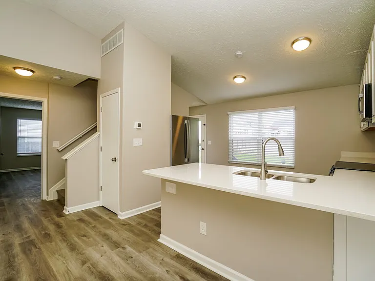 2146 Kingsglen Dr — Photo 9