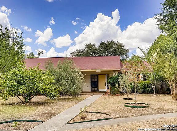 2nd image of 2211 Pebble Crest Cir