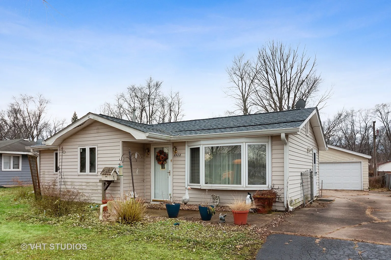 3528 John St photo 1