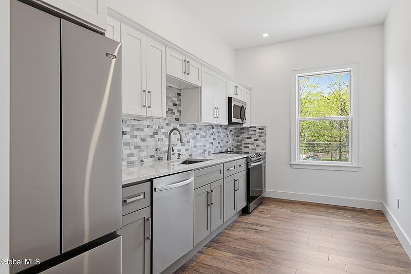 4th image of 66 Horicon Avenue #2E