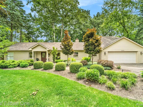 2315 E Hammond Lake Dr, Bloomfield Hills, MI 48302