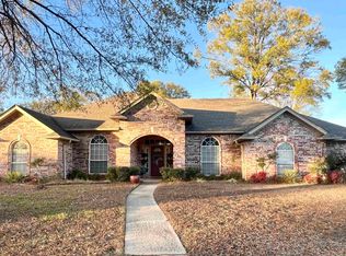 435 Whippoorwill Ln, Wake Village, TX 75501