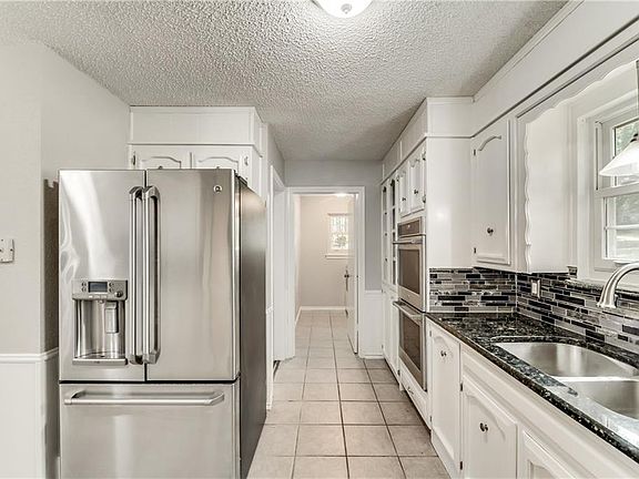4th image of 2119 Castle Oaks Dr