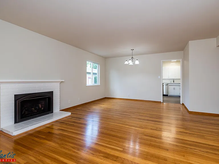 807 Mulberry Ln — Photo 3