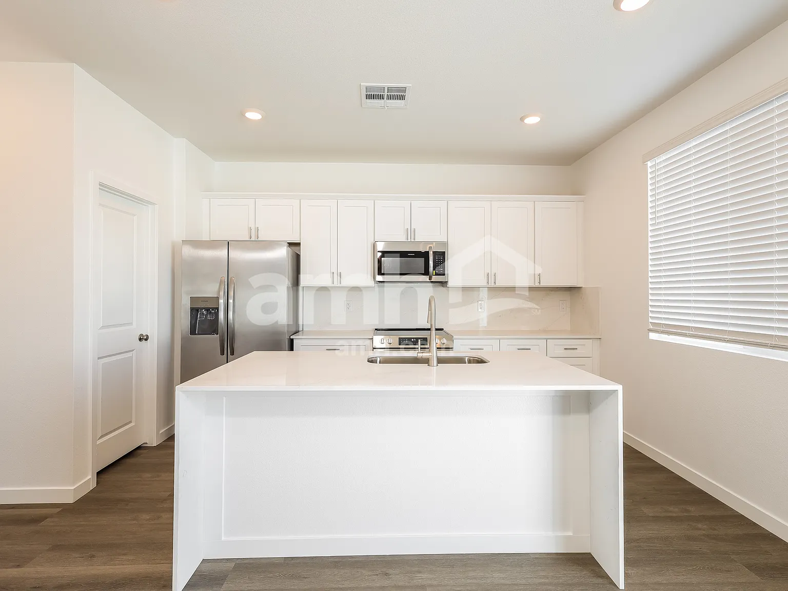 4 bed, 2.5 bath, 1796 sqft, $3,020 — Photo 4