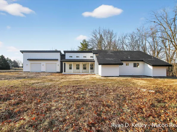 8411 Peninsula Dr W, Stanwood, MI 49346