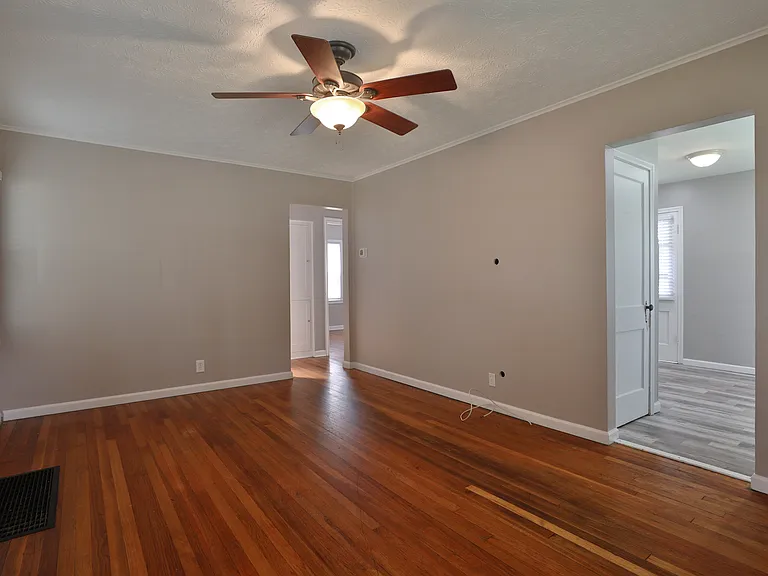 2725 Allegheny Ave — Photo 7