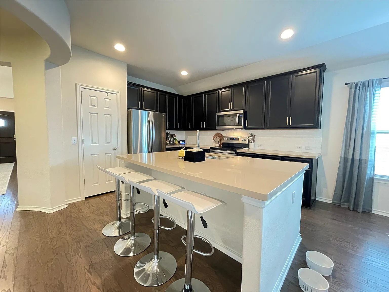 3 bed, 2.0 bath, 2158 sqft, $2,150 — Photo 4