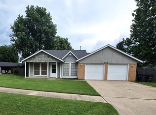 908 Bronze Medal Rd, Moore, OK 73160