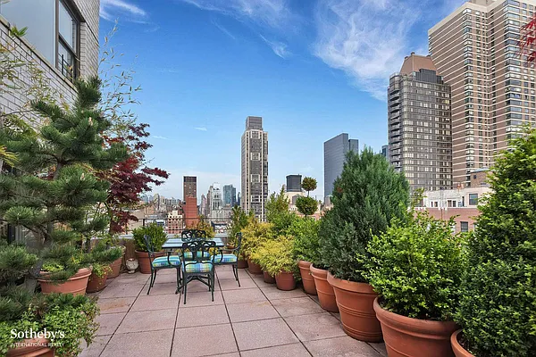 Sold by Sotheby's International Realty | media 18