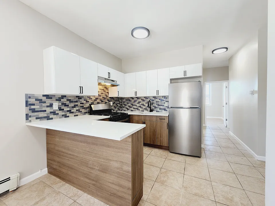 134 Wilkinson Ave #3L