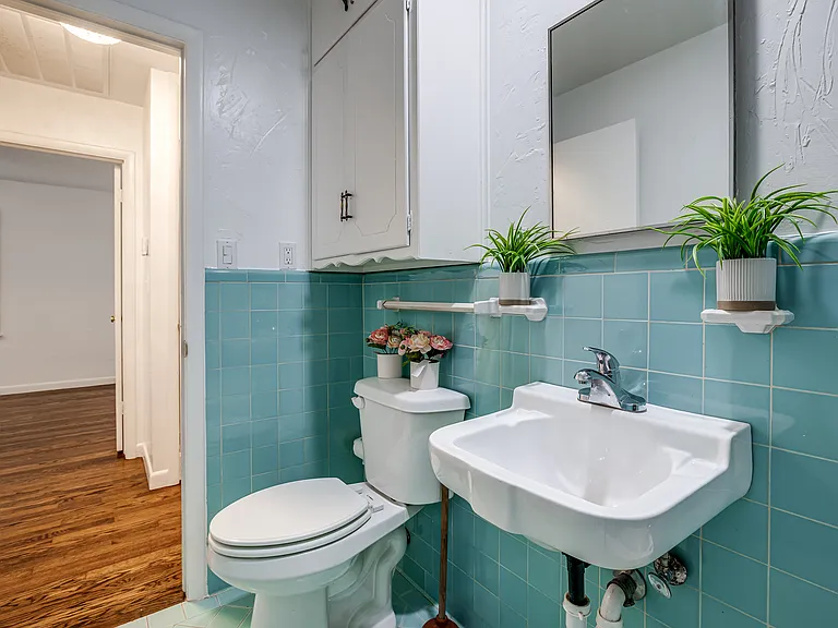 4620 N Harvey Pkwy #1/2 — Photo 32