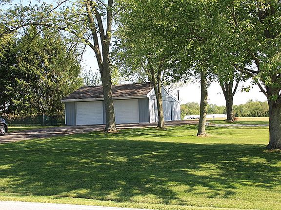 2+ car garage, 900 sq. ft. 