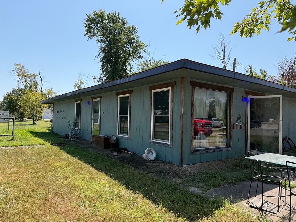 2nd image of 930 Maple St