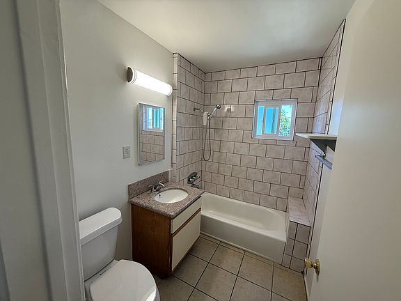5th image of 638 Dewey Ave #B