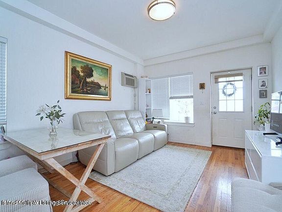 5th image of 111 Hett Ave