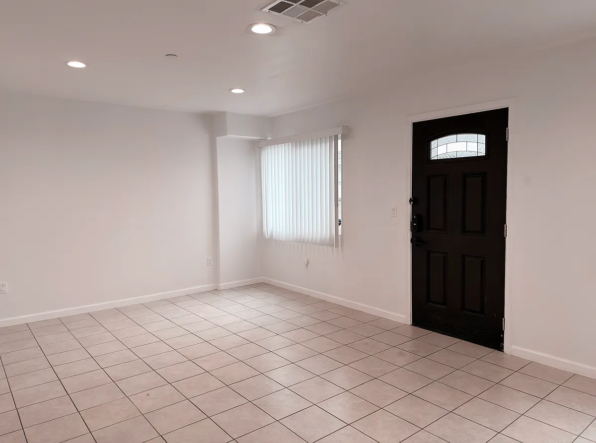 Building Photo - 14009 Bessemer St #2