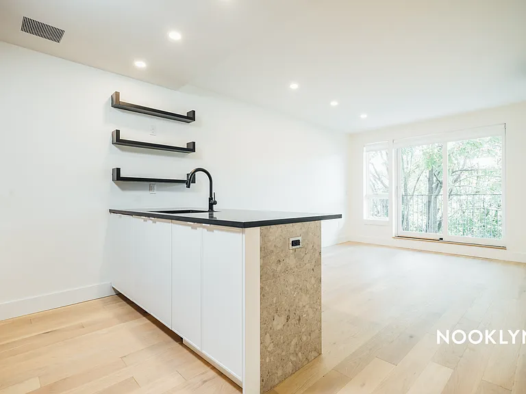 1901 10th Ave #2B — Photo 2