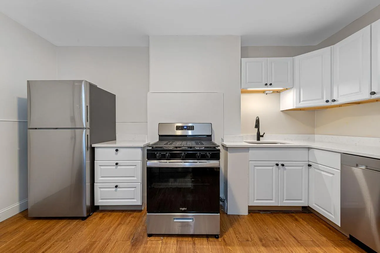 2 bed, 800 sqft, $3,500 — Photo 2