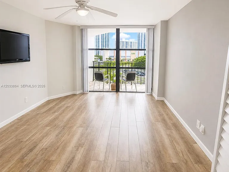 800 Parkview Dr #512 — Photo 13