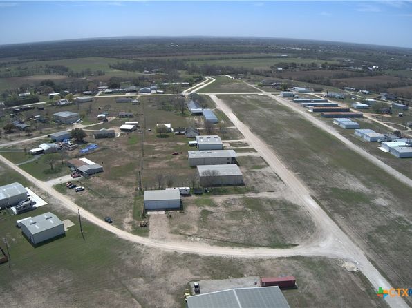 319 Windsock Ln, Marion, TX 78124