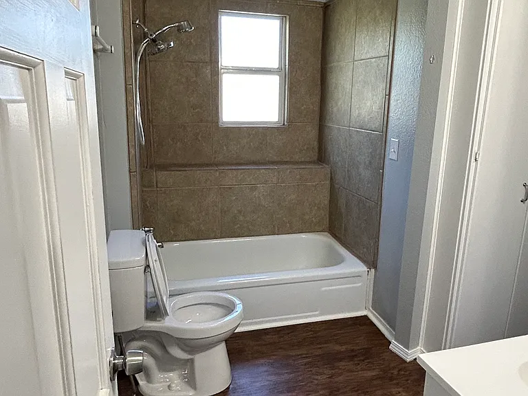 429 E Symmes St — Photo 11