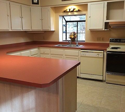 Kitchen & Breakfast Bar