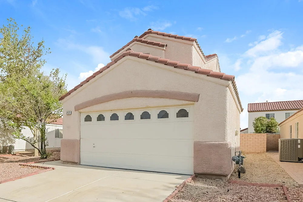 3 bed, 2.0 bath, 1756 sqft, $2,900 — Photo 4