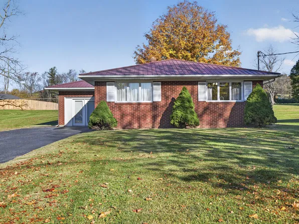 516 Blue Hills Dr, Glade Spring, VA 24340