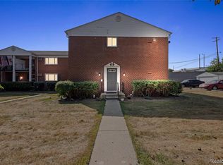 1095 Tienken Ct, Rochester, MI 48306