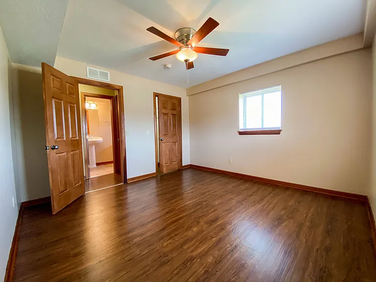 Hallwood Manor Apartments — Photo 8