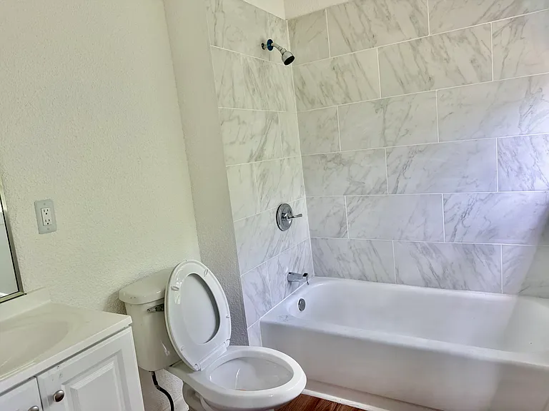327 11th Ct W — Photo 4