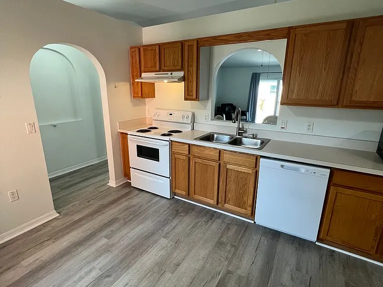 2105 Atwater Dr — Photo 2