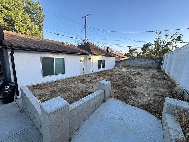 7842 Woodlake Ave — Photo 26