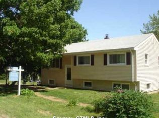 7 Green Hills Rd, Quaker Hill, CT 06375