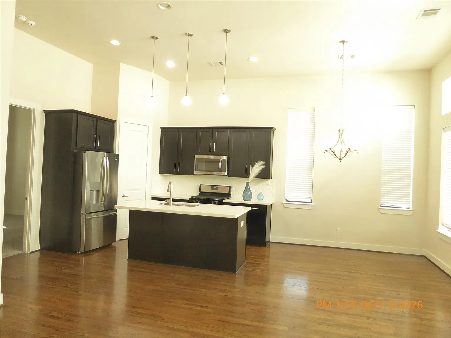 3 bed, 2.0 bath, 1460 sqft, $2,100 — Photo 2