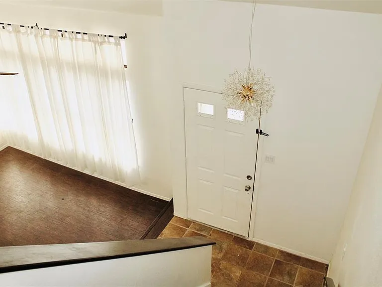 105 N Summit Ridge Dr — Photo 2