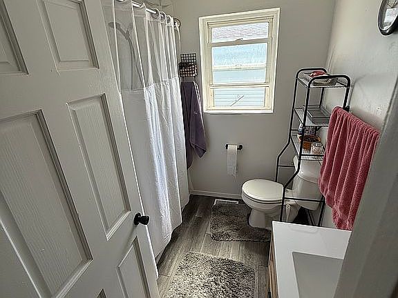 3rd image of 1059 W Green St