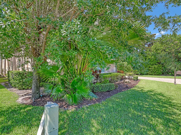 6464 Bellamalfi St — Photo 77