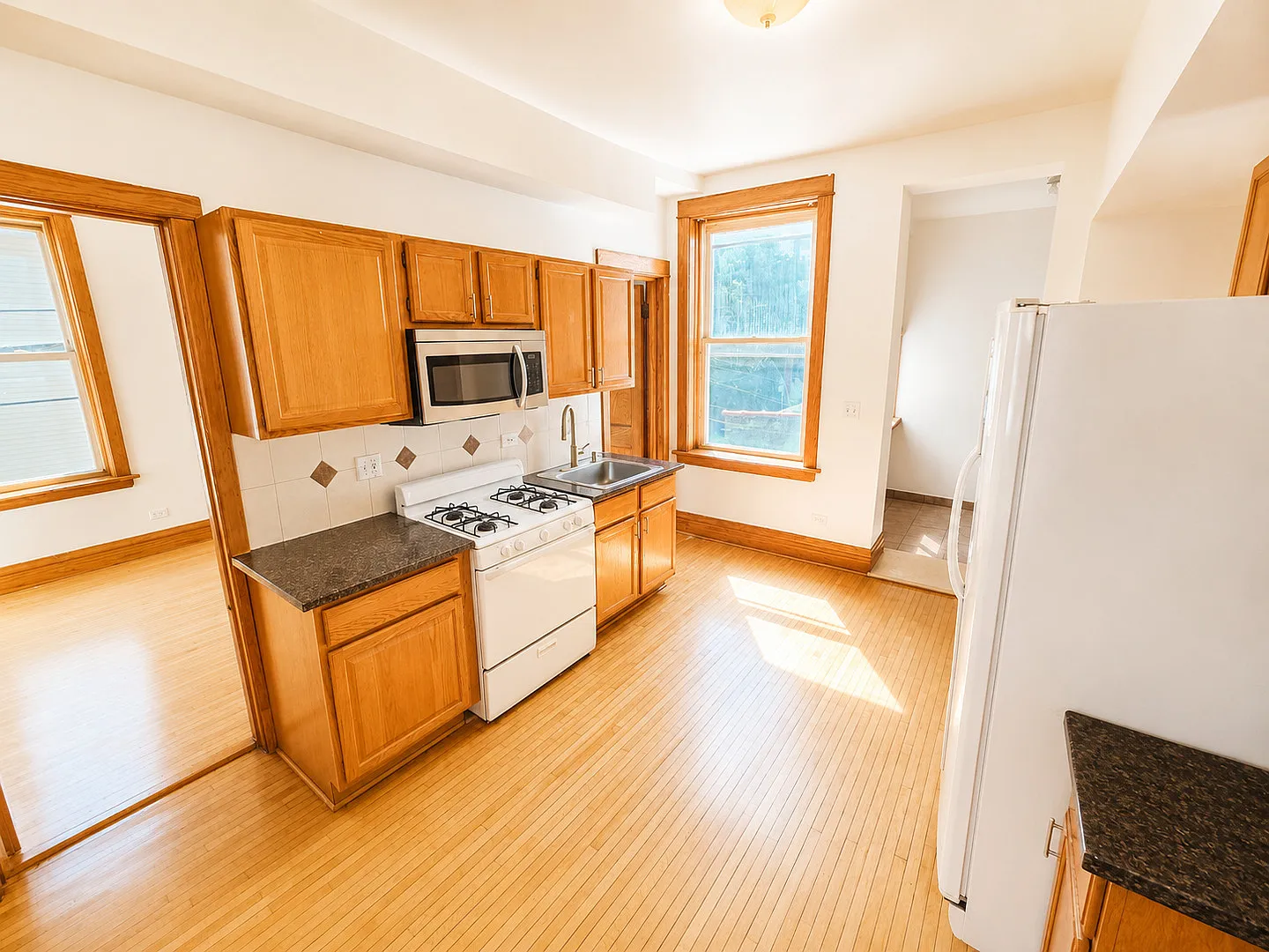 2 bed, 900 sqft, $2,000 — Photo 3