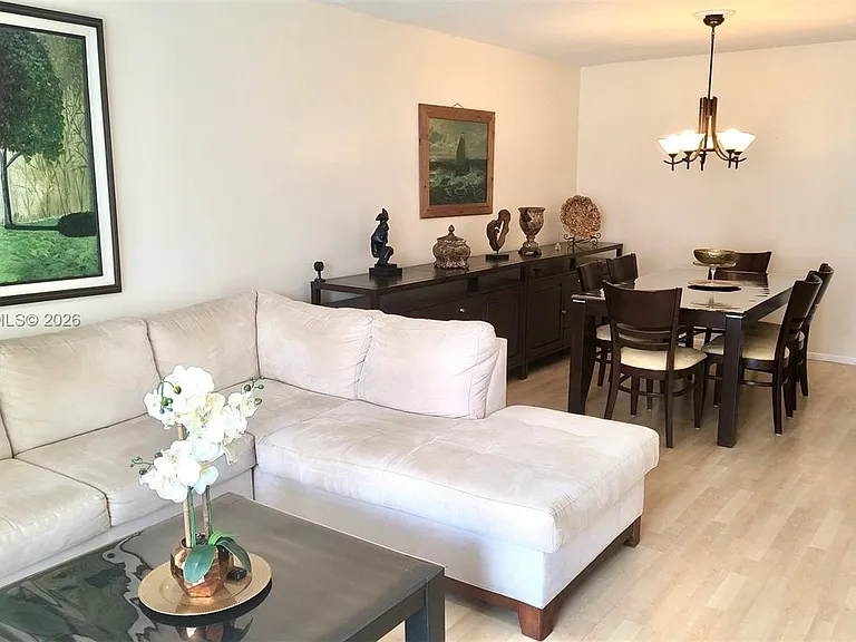 2841 Somerset Dr #215 — Photo 4