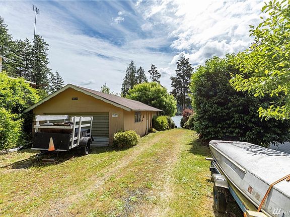 Garage in front with separate large shop space in the back of this building. 