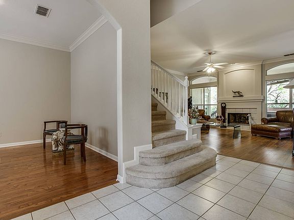 4th image of 40 Silverhorn Dr