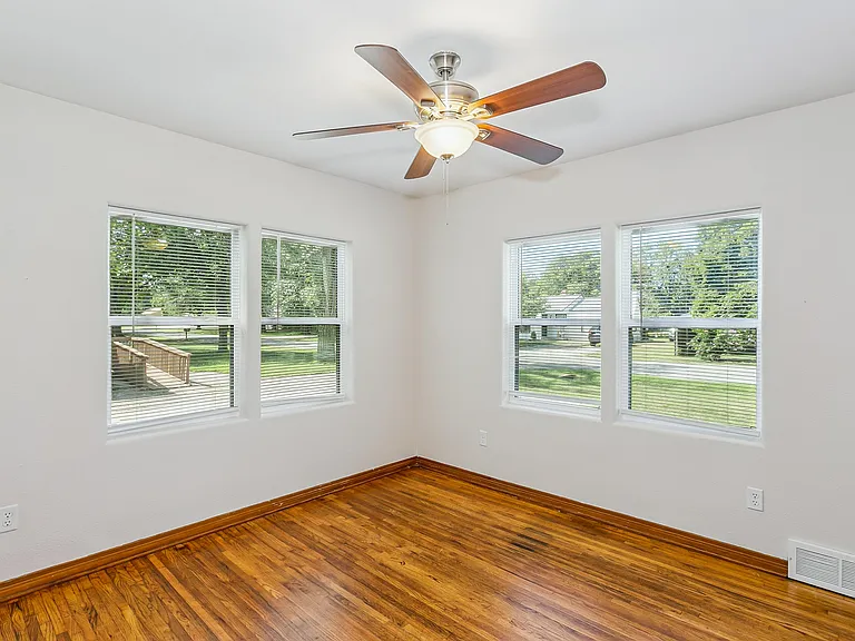 2914 N Clarence Ave — Photo 11