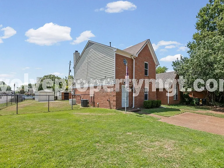 8363 Creek Front Dr — Photo 3