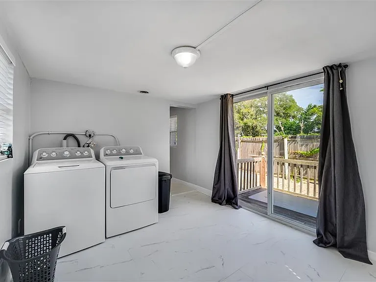 1601 Palm Way — Photo 14