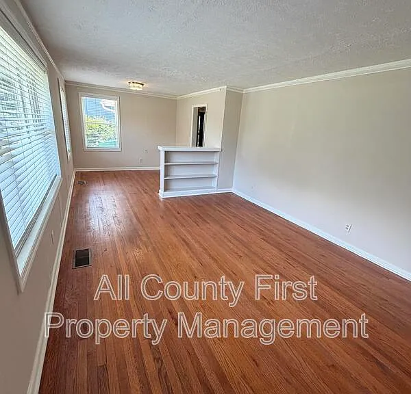 2101 Holly Hill Dr — Photo 3