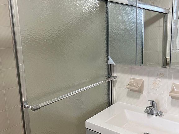 5th image of 227 Lockwood Ave #1