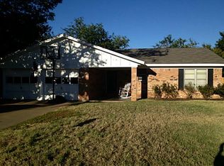 1011 S Ridgeway Dr, Cleburne, TX 76033